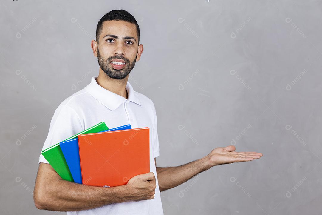 Jovem estudante afro em fundo cinza