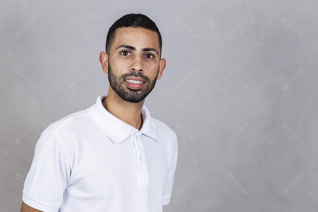 sentimentos e emoções humanas. Homem negro feliz sorrindo em fundo cinza