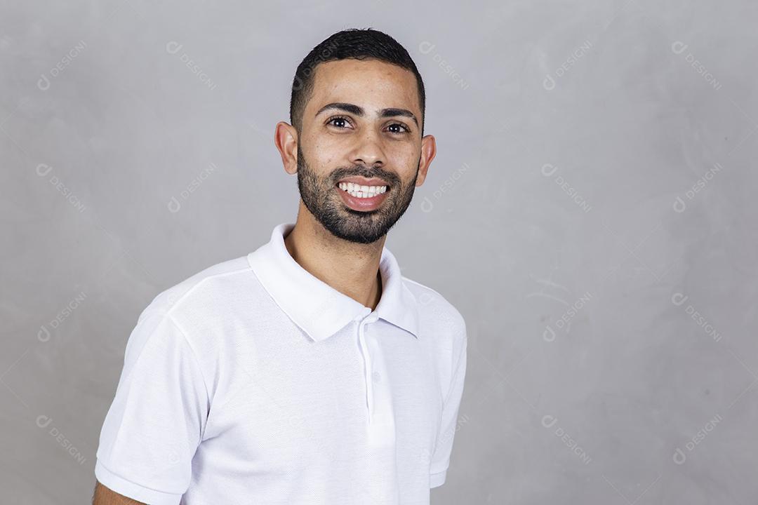 sentimentos e emoções humanas. Homem negro feliz sorrindo em fundo cinza