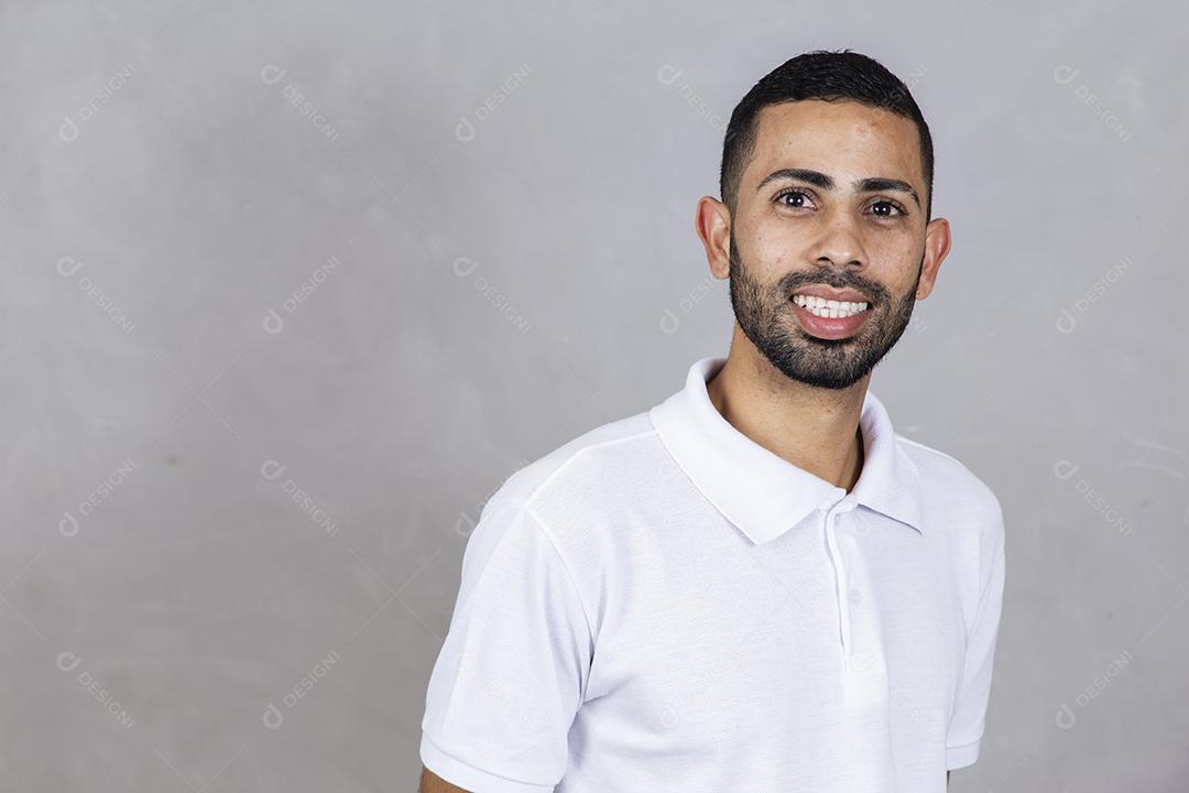 sentimentos e emoções humanas. Homem negro feliz sorrindo em fundo cinza