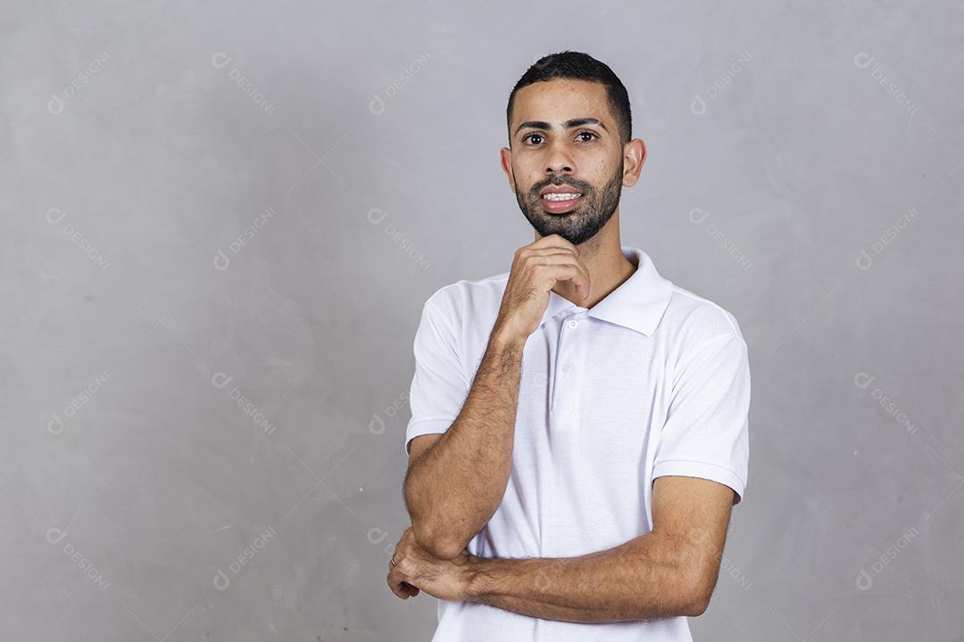 sentimentos e emoções humanas. Homem negro feliz sorrindo em fundo cinza