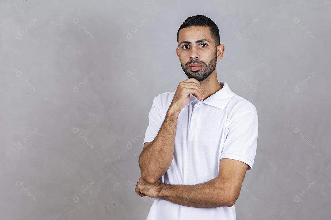 sentimentos e emoções humanas. Homem negro feliz sorrindo em fundo cinza