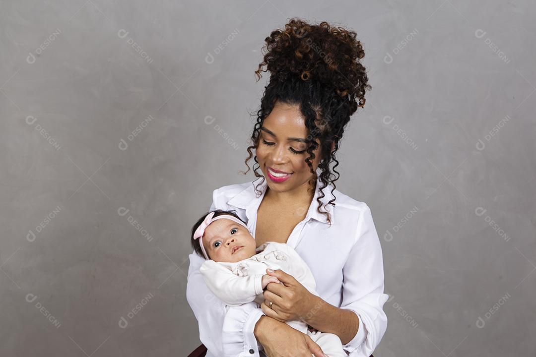 Jovem mãe afro com seu bebê recém-nascido