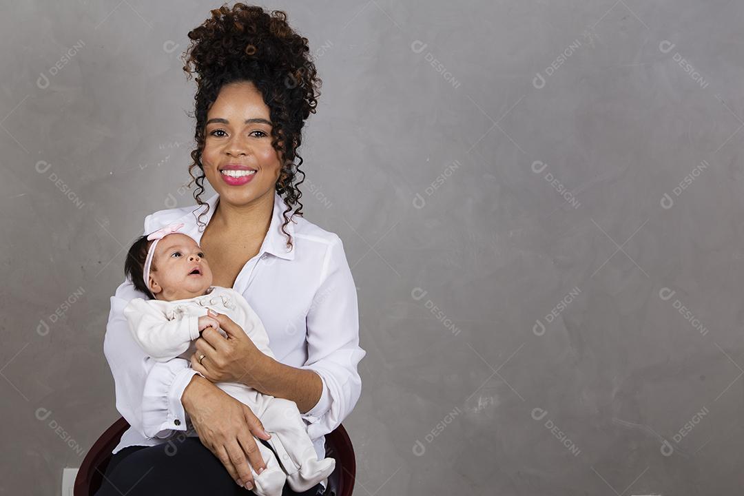 Jovem mãe afro com seu bebê recém-nascido