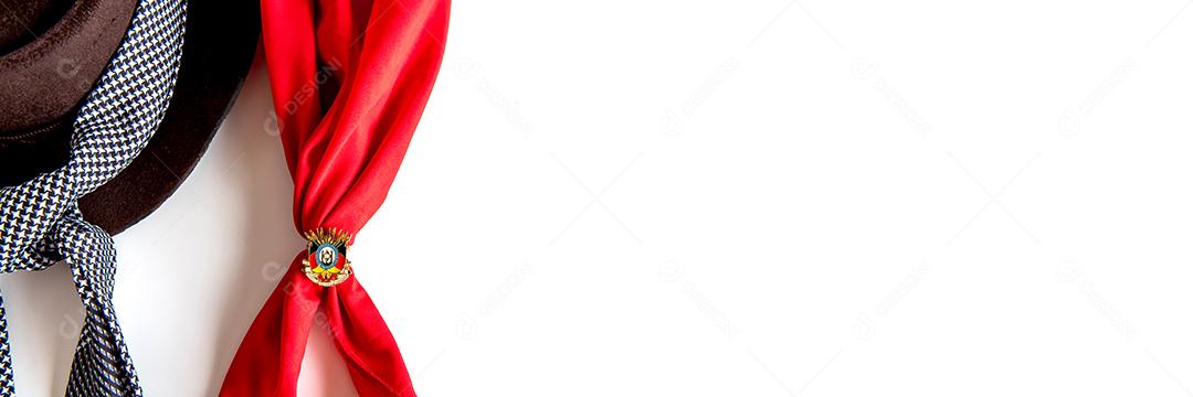 Chapéu e lenço azul e vermelho com o símbolo do Estado o