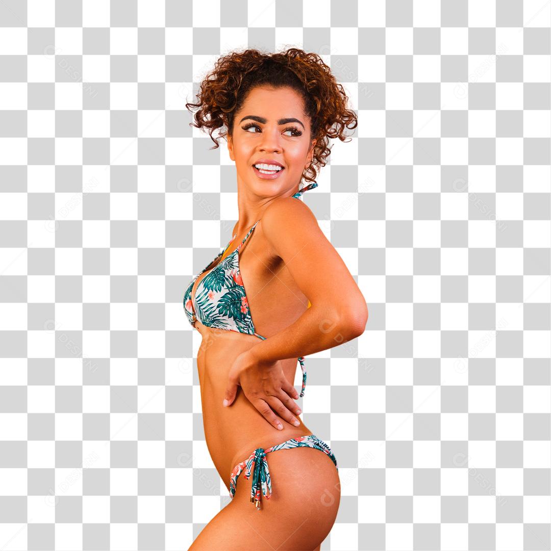 Linda mulher cabelo cacheado usando biquíni praia verão