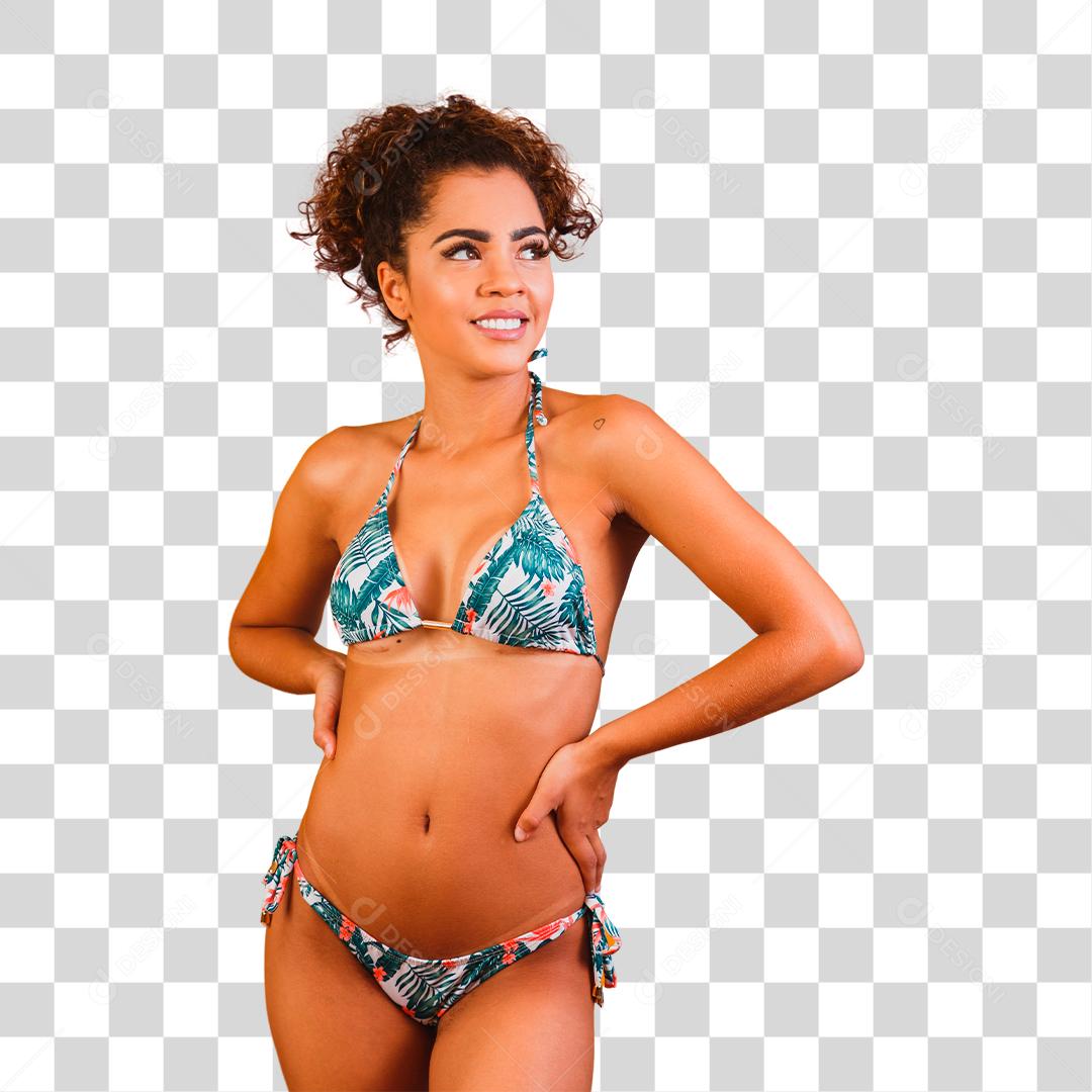 Linda mulher cabelo cacheado usando biquíni praia verão