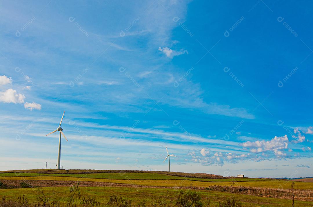 Geradores de transmissão de energia eólica em campos em Santa Catarina, Brasil