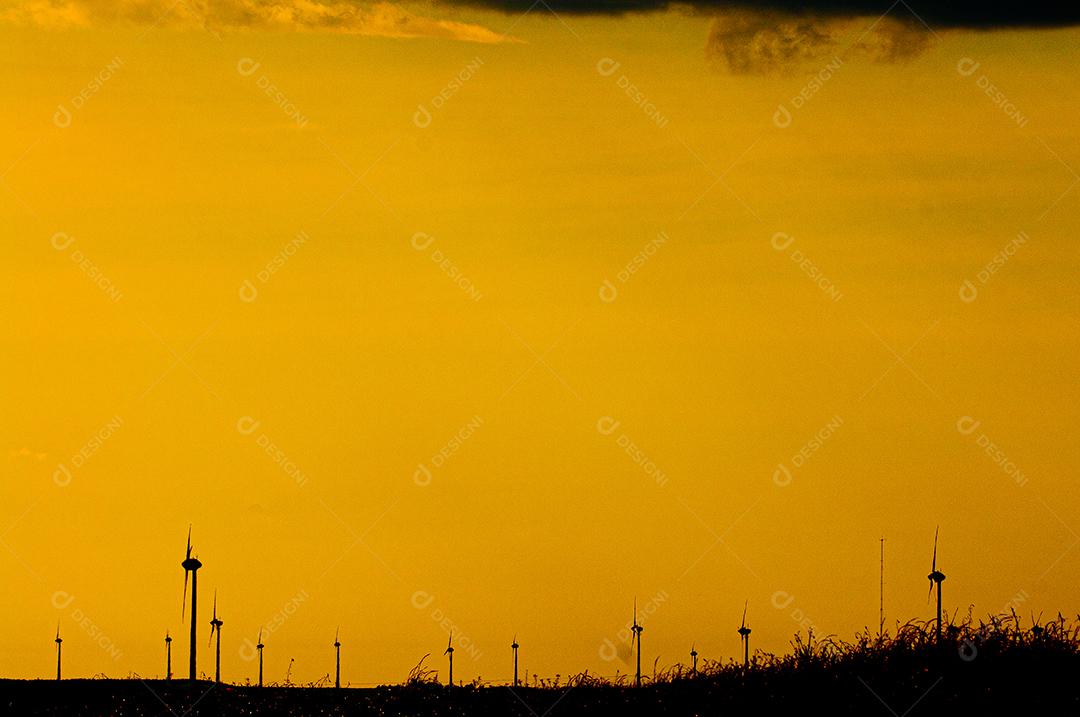 Geradores de transmissão de energia eólica em campos em Santa Catarina, Brasil