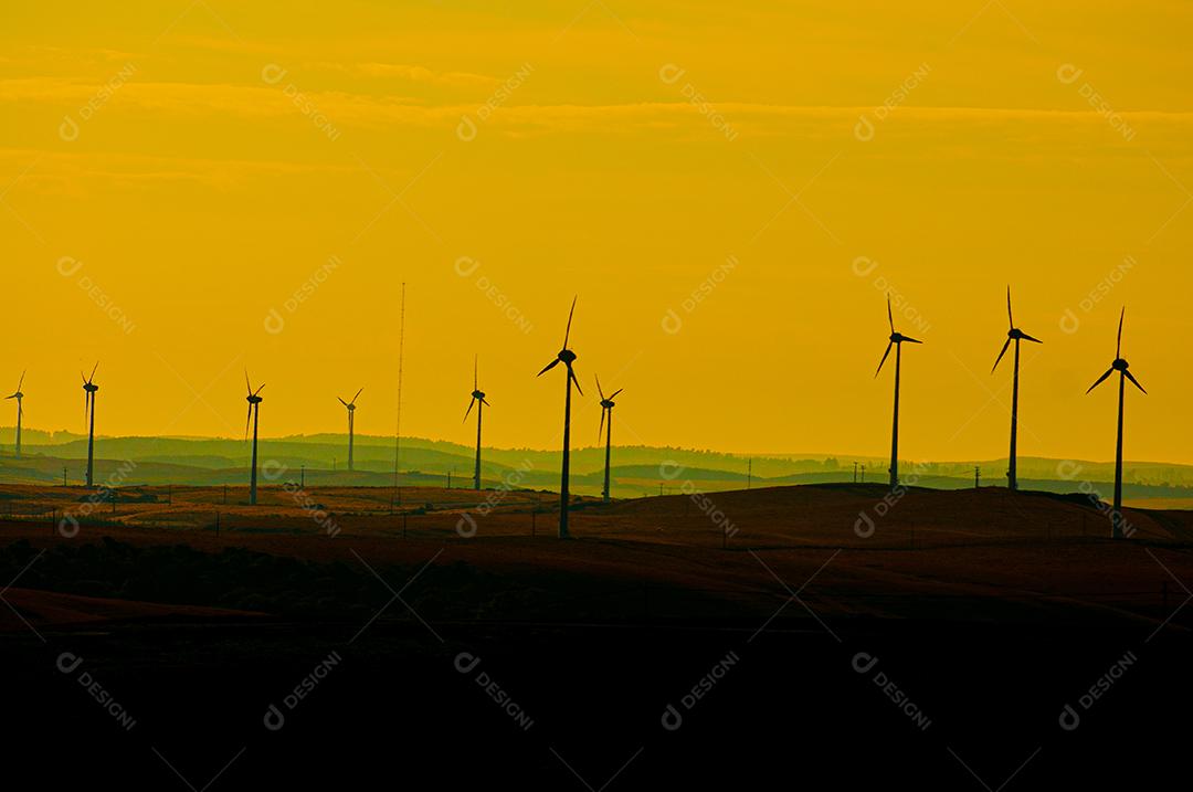 Geradores de transmissão de energia eólica em campos em Santa Catarina, Brasil