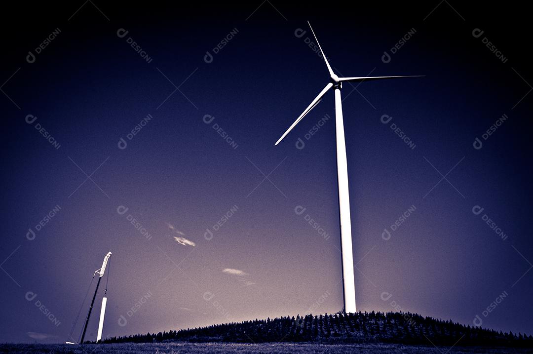 Geradores de transmissão de energia eólica em campos em Santa Catarina, Brasil