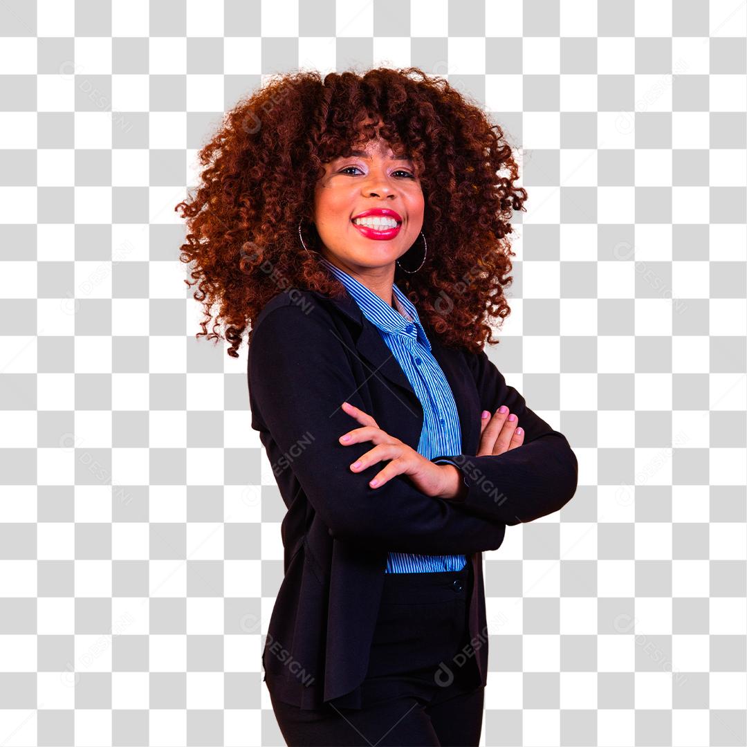 Mulher de cabelo cacheado com blazer de braços cruzados
