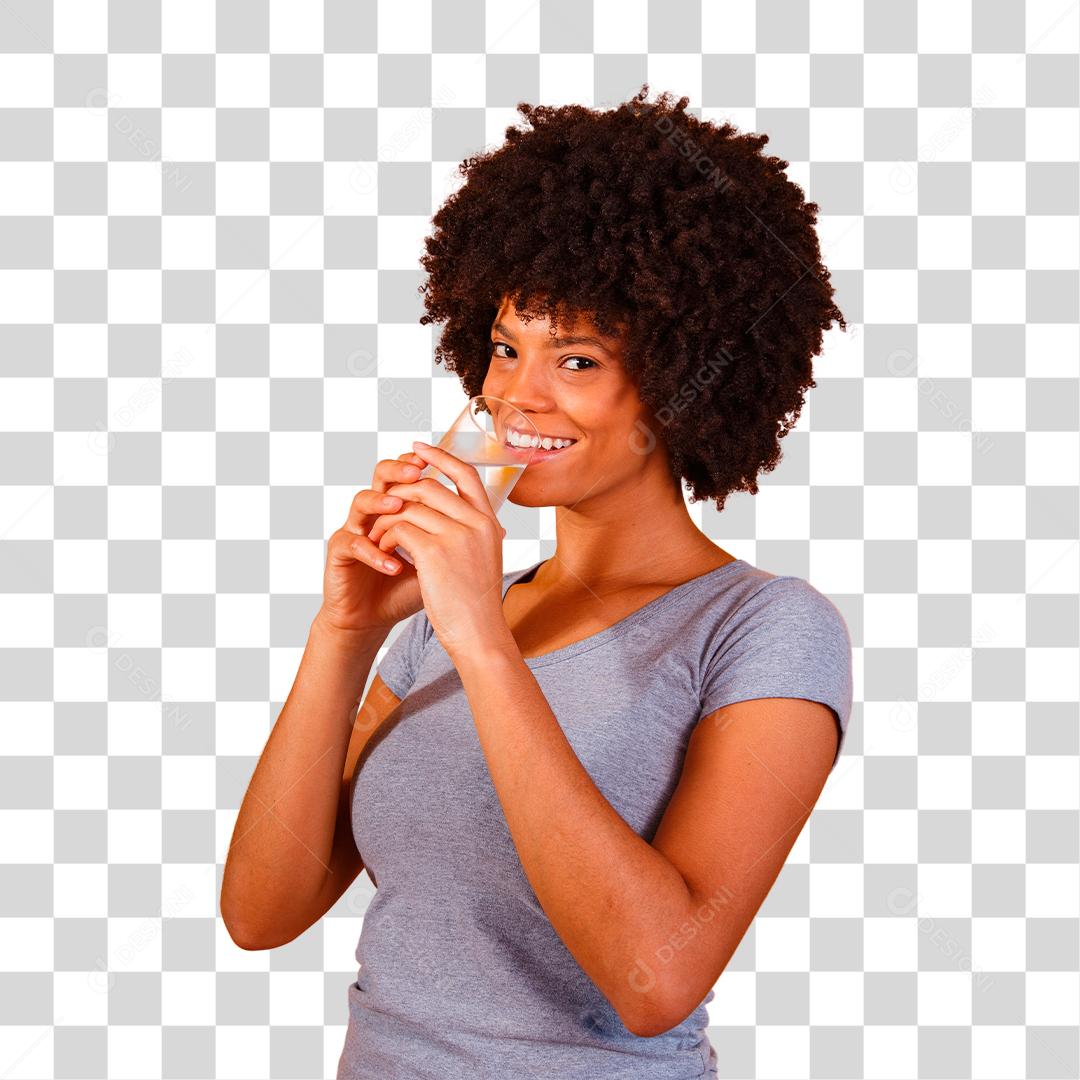 Jovem negra bebendo água