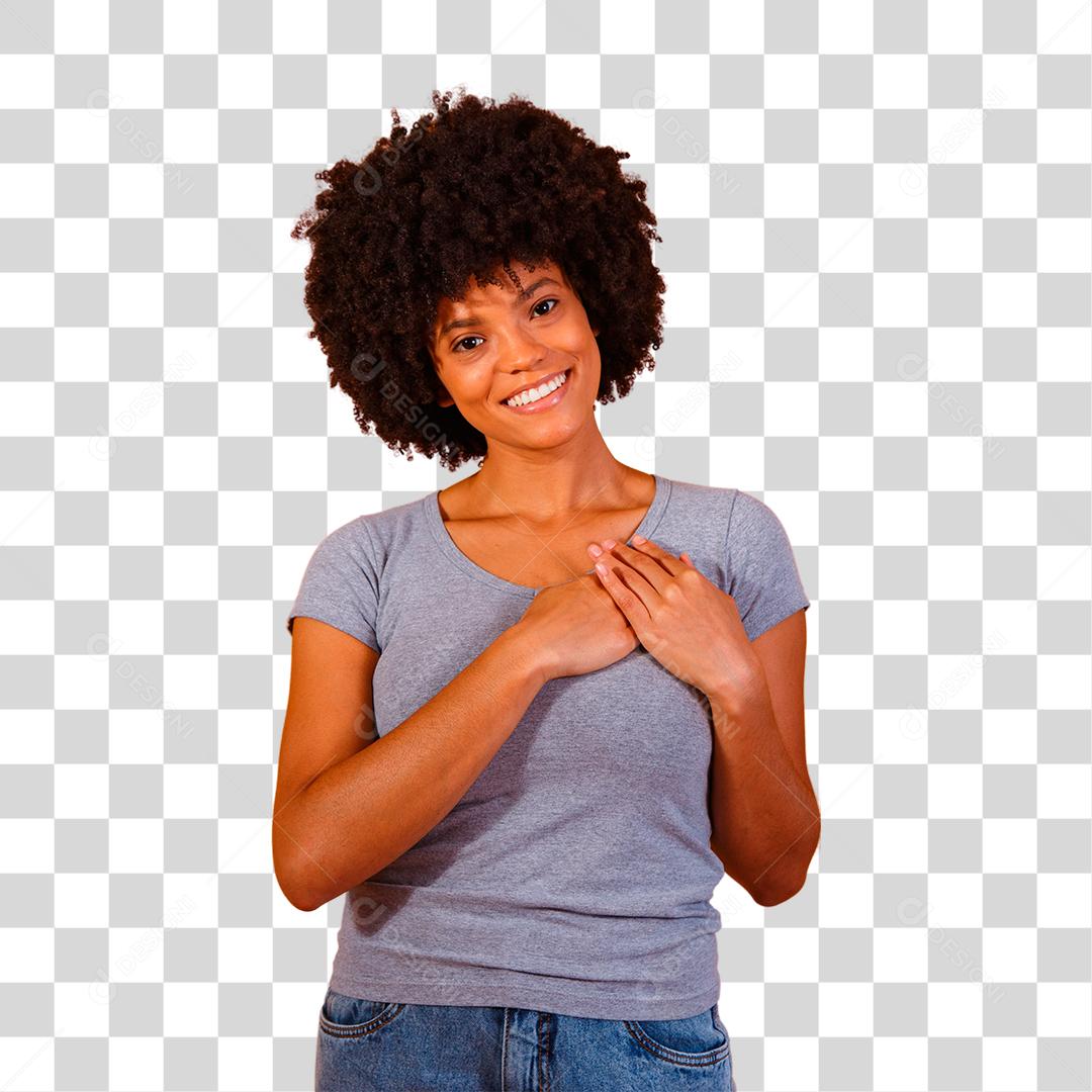 Mulher morena feliz com a mão sobre o peito