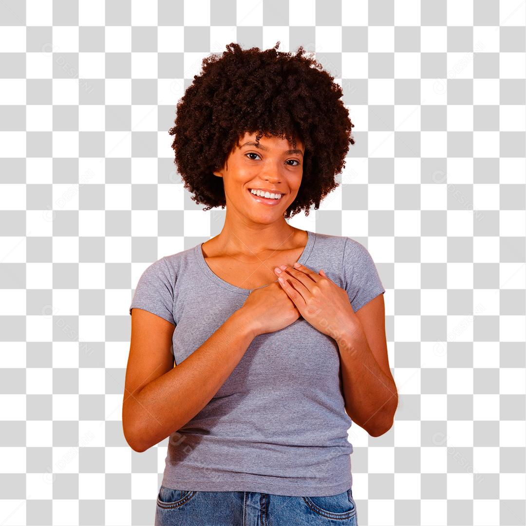 Mulher morena feliz com a mão sobre o peito