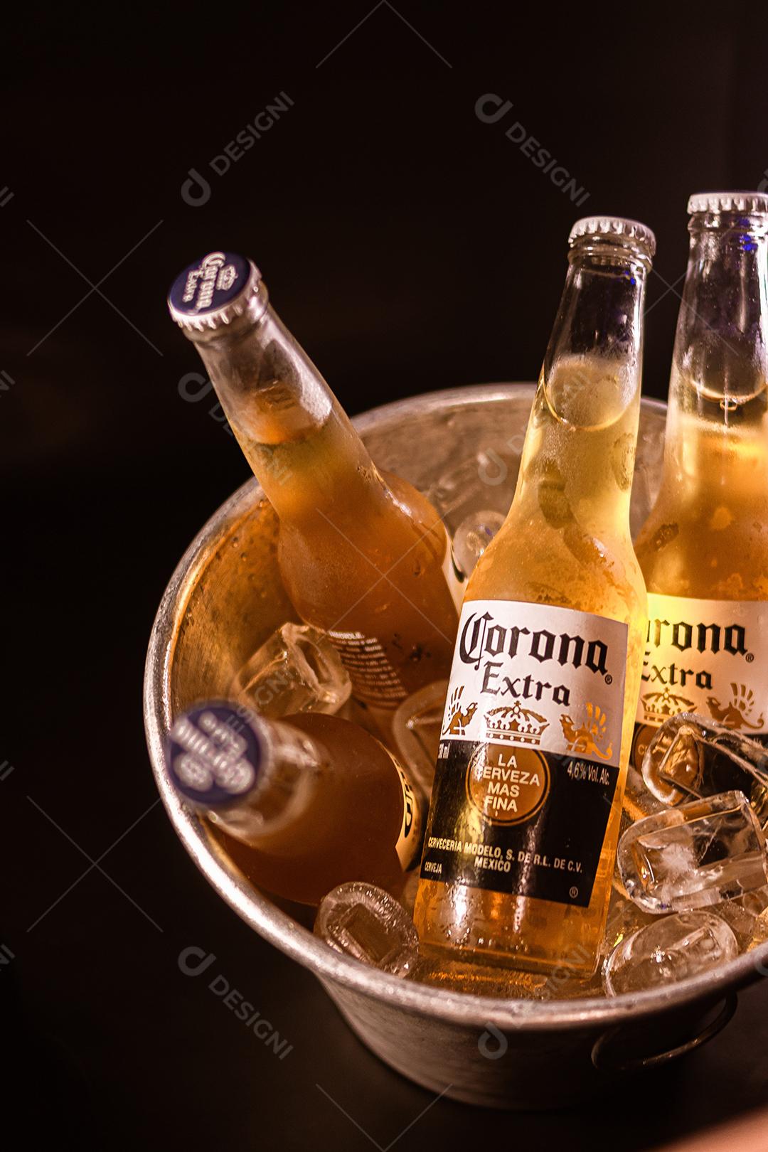 Balde de cerveja bebida shop sobre uma mesa de madeira Corona