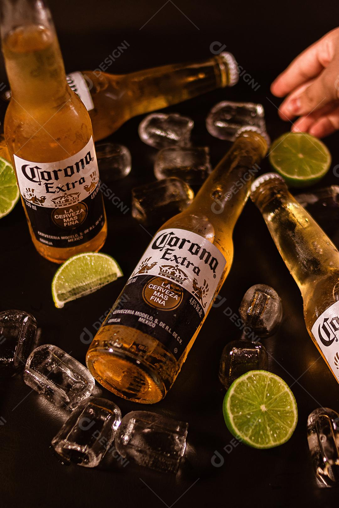 Balde de cerveja bebida shop sobre uma mesa de madeira Corona