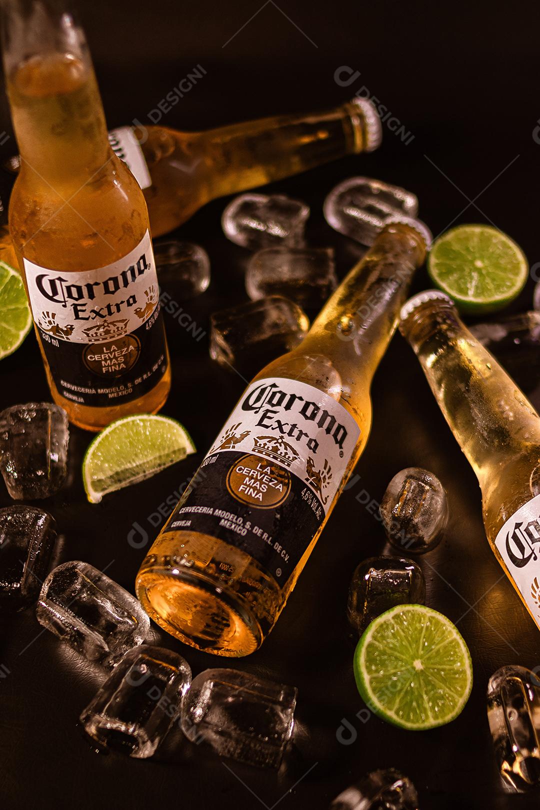 Balde de cerveja bebida shop sobre uma mesa de madeira Corona