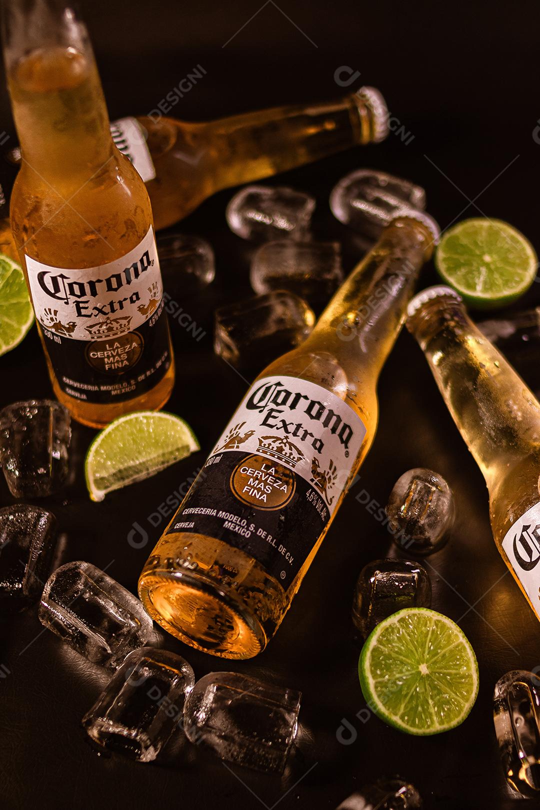 Balde de cerveja bebida shop sobre uma mesa de madeira Corona