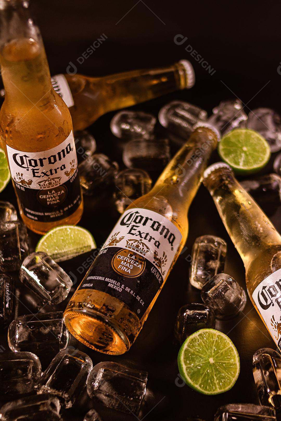 Balde de cerveja bebida shop sobre uma mesa de madeira Corona