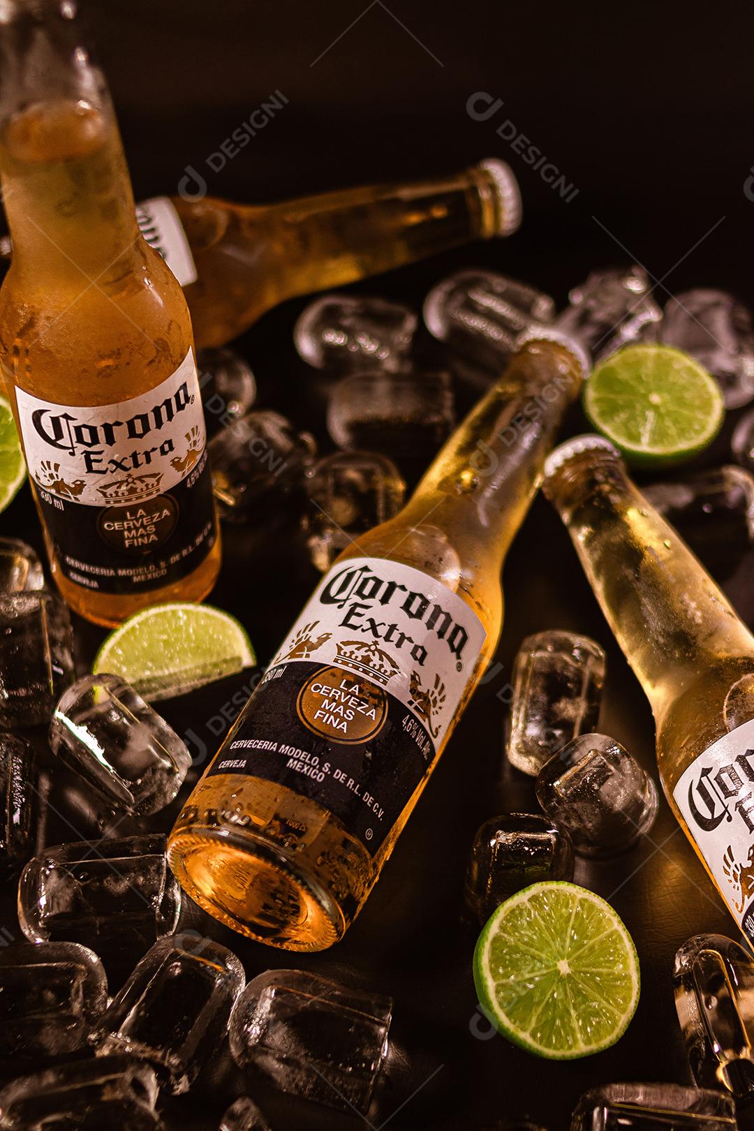 Balde de cerveja bebida shop sobre uma mesa de madeira Corona