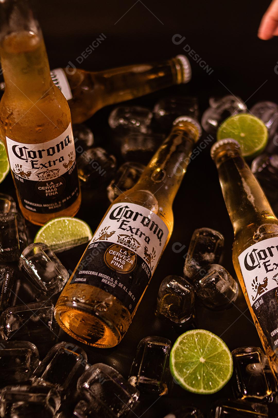 Balde de cerveja bebida shop sobre uma mesa de madeira Corona