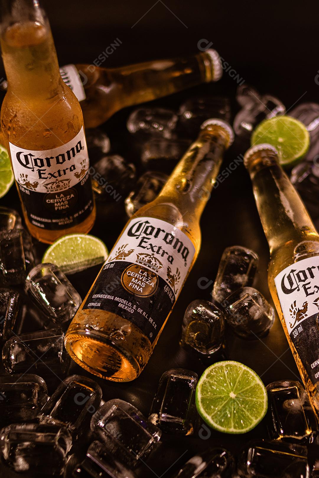 Balde de cerveja bebida shop sobre uma mesa de madeira Corona