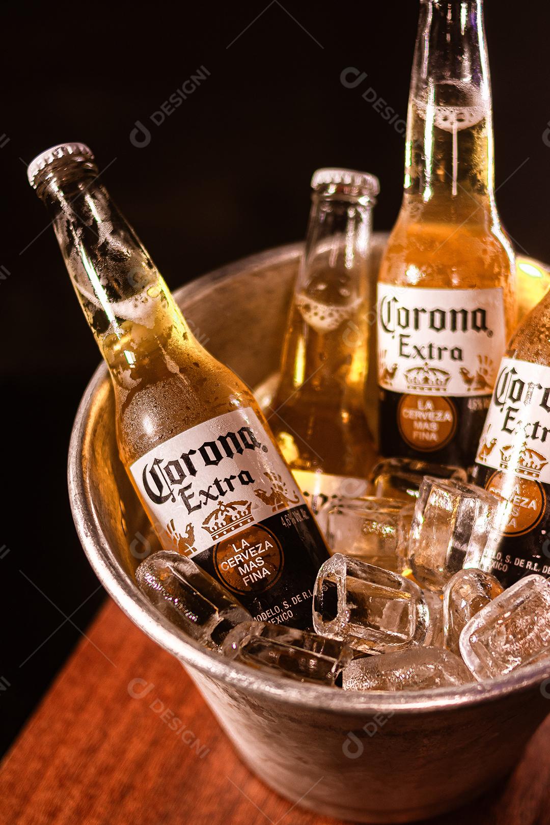 Balde de cerveja bebida shop sobre uma mesa de madeira Corona