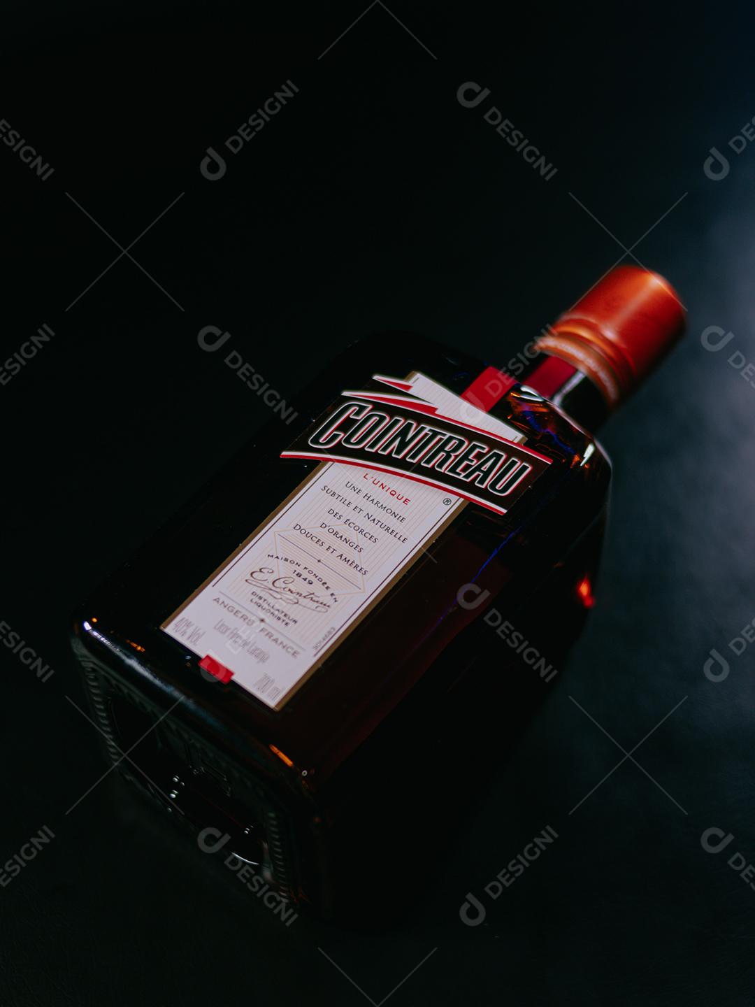 Bebida alcoólica sobre uma mesa Cointreau Lico