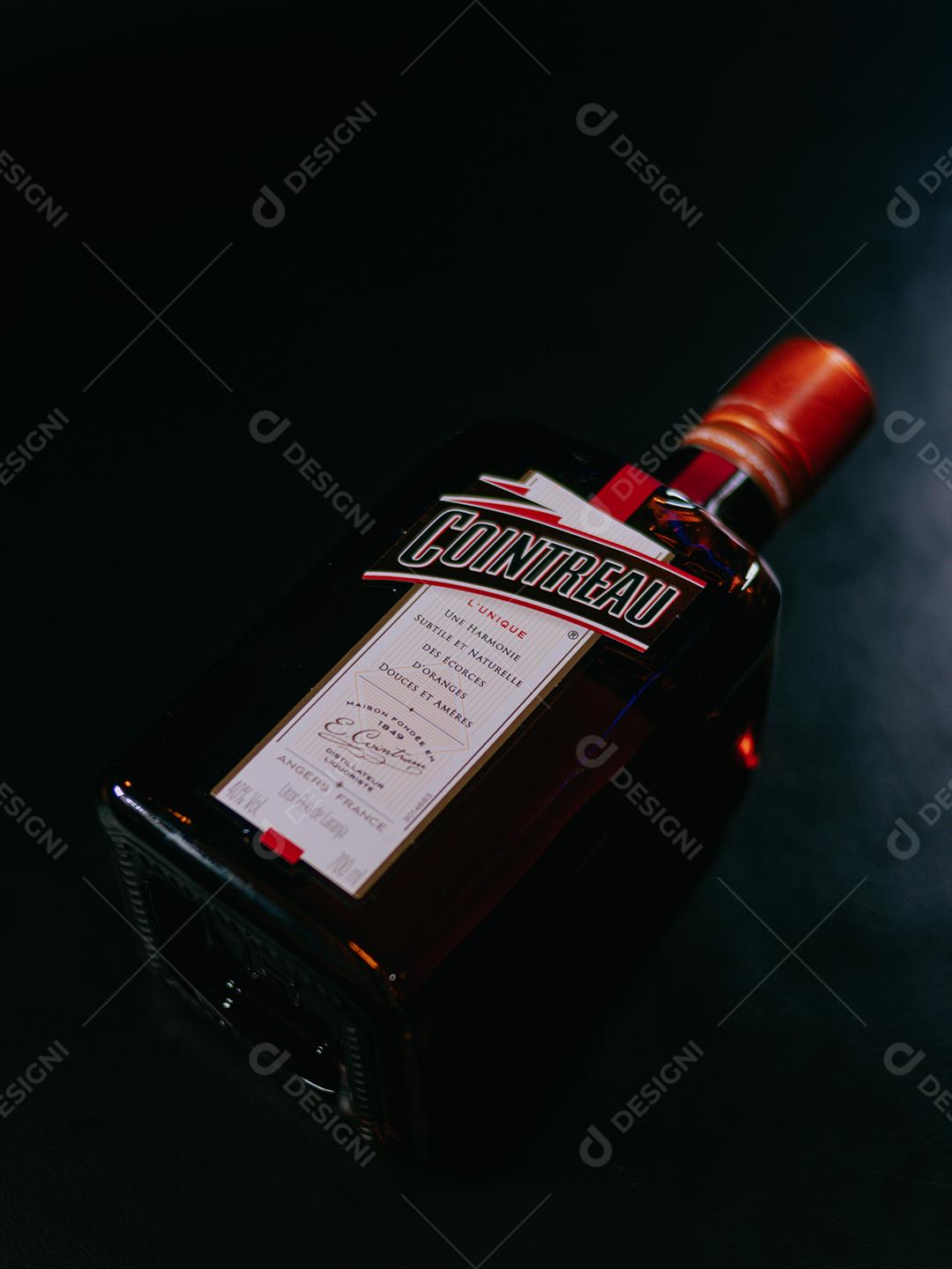 Bebida alcoólica sobre uma mesa Cointreau Lico