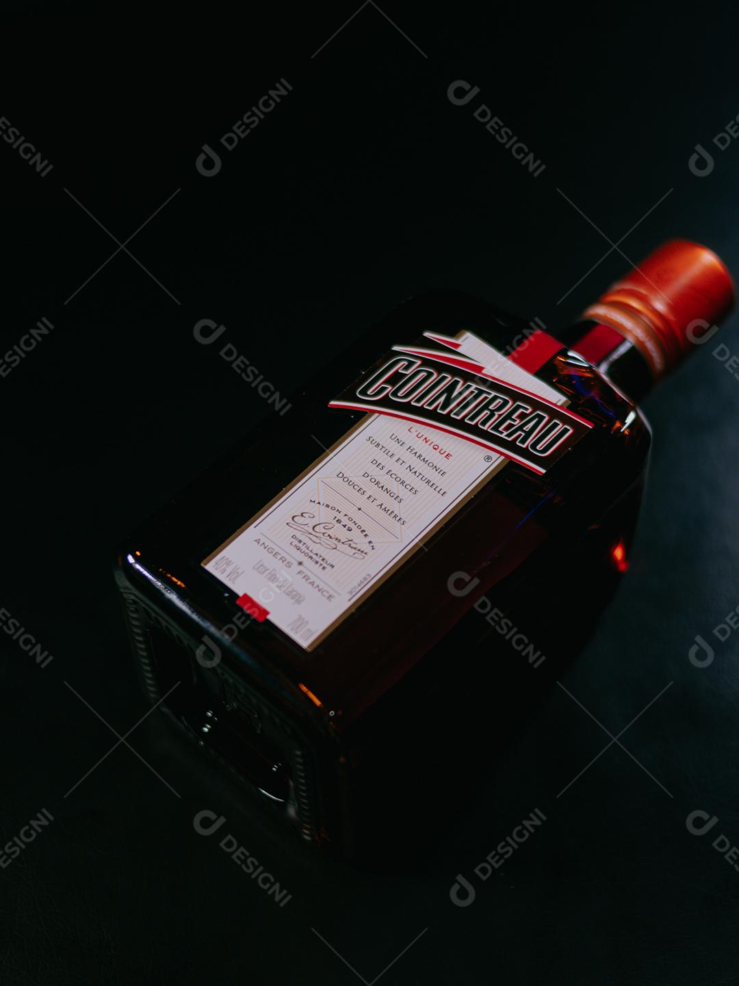 Bebida alcoólica sobre uma mesa Cointreau Lico