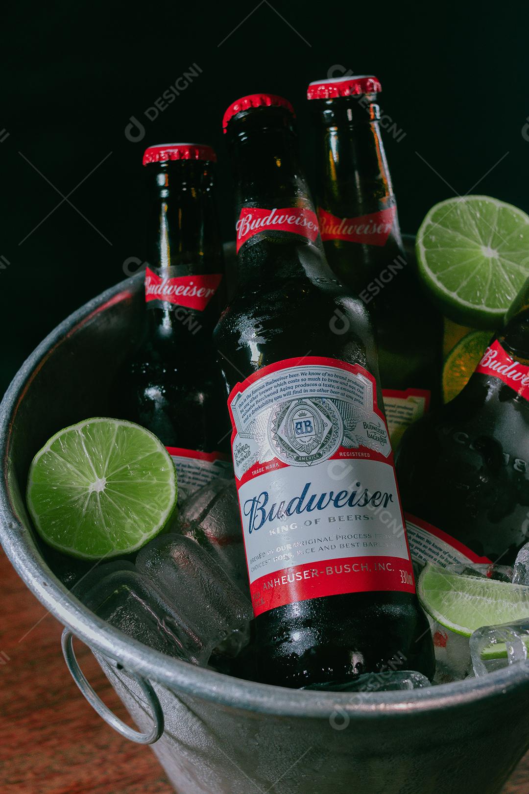 Balde de cerveja bebida shop sobre uma mesa de madeira Budweiser