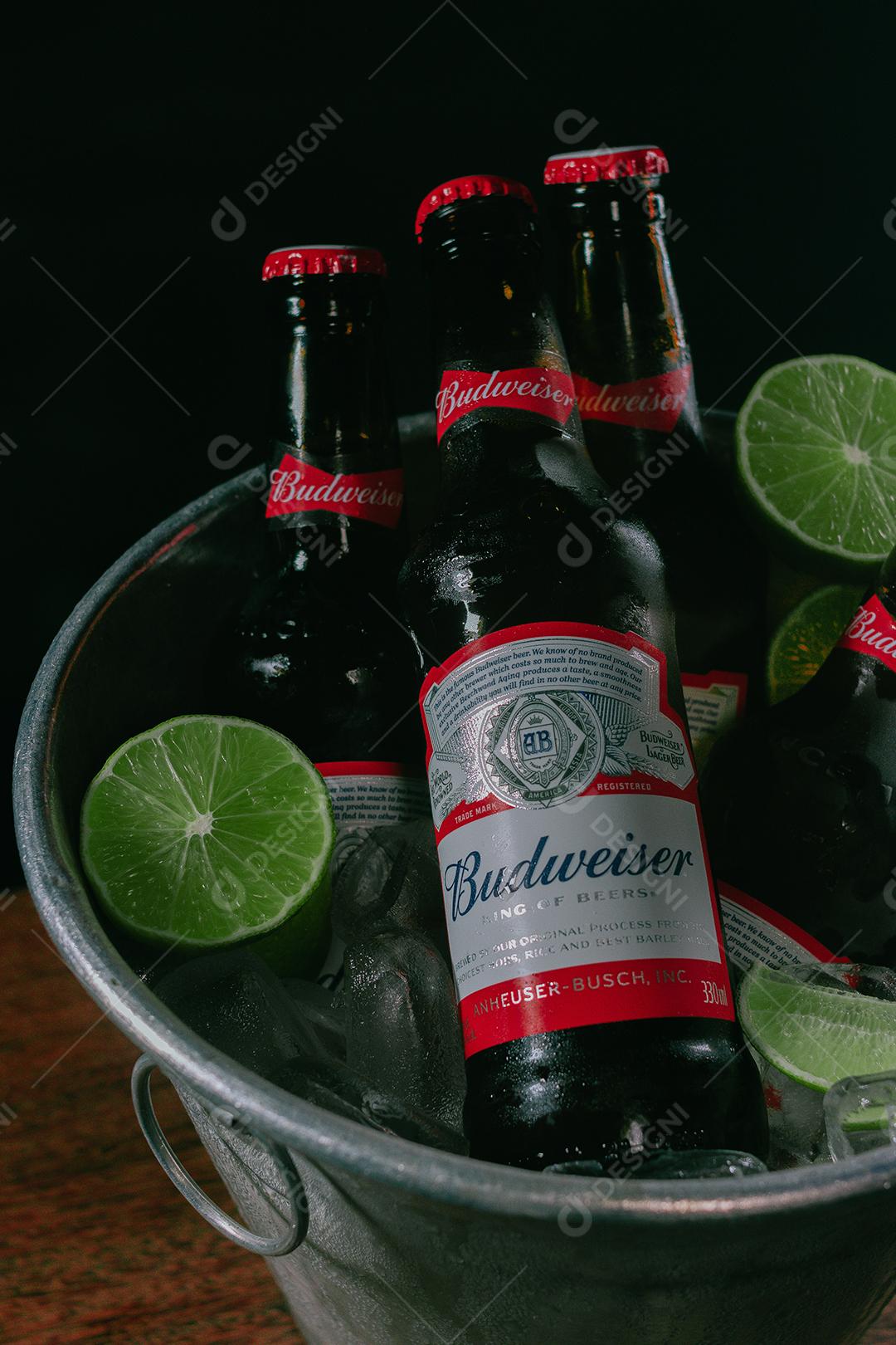 Balde de cerveja bebida shop sobre uma mesa de madeira Budweiser