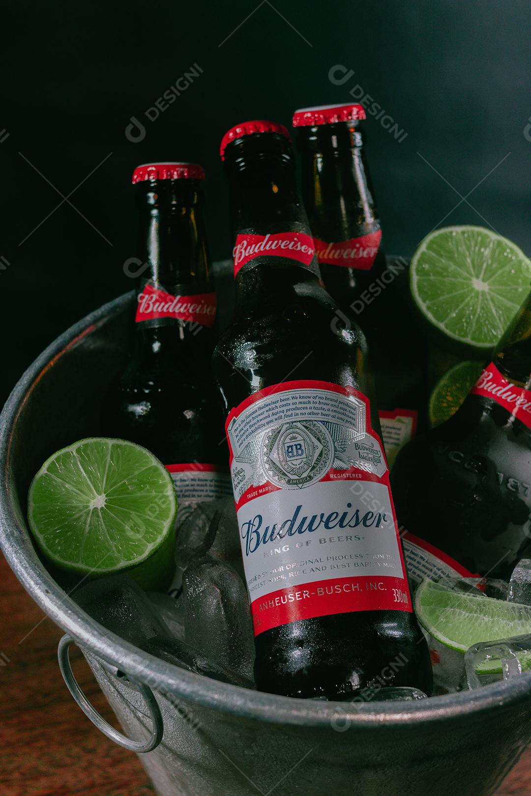 Balde de cerveja bebida shop sobre uma mesa de madeira Budweiser