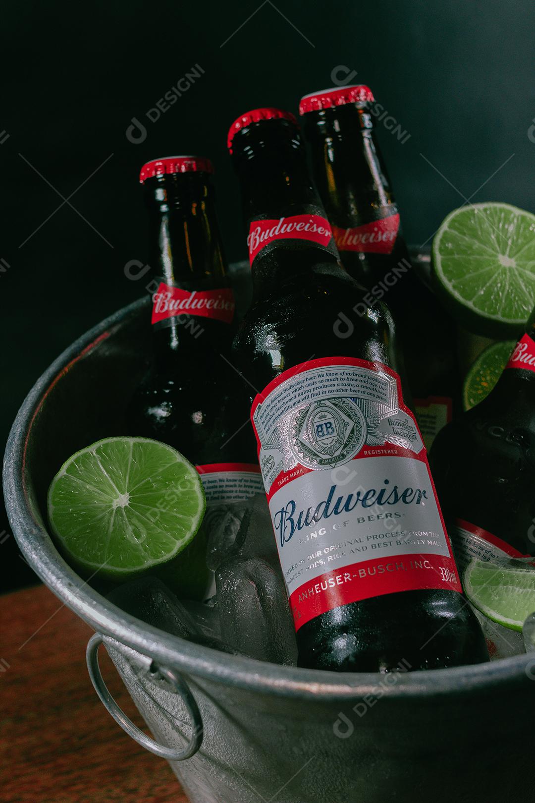 Balde de cerveja bebida shop sobre uma mesa de madeira Budweiser