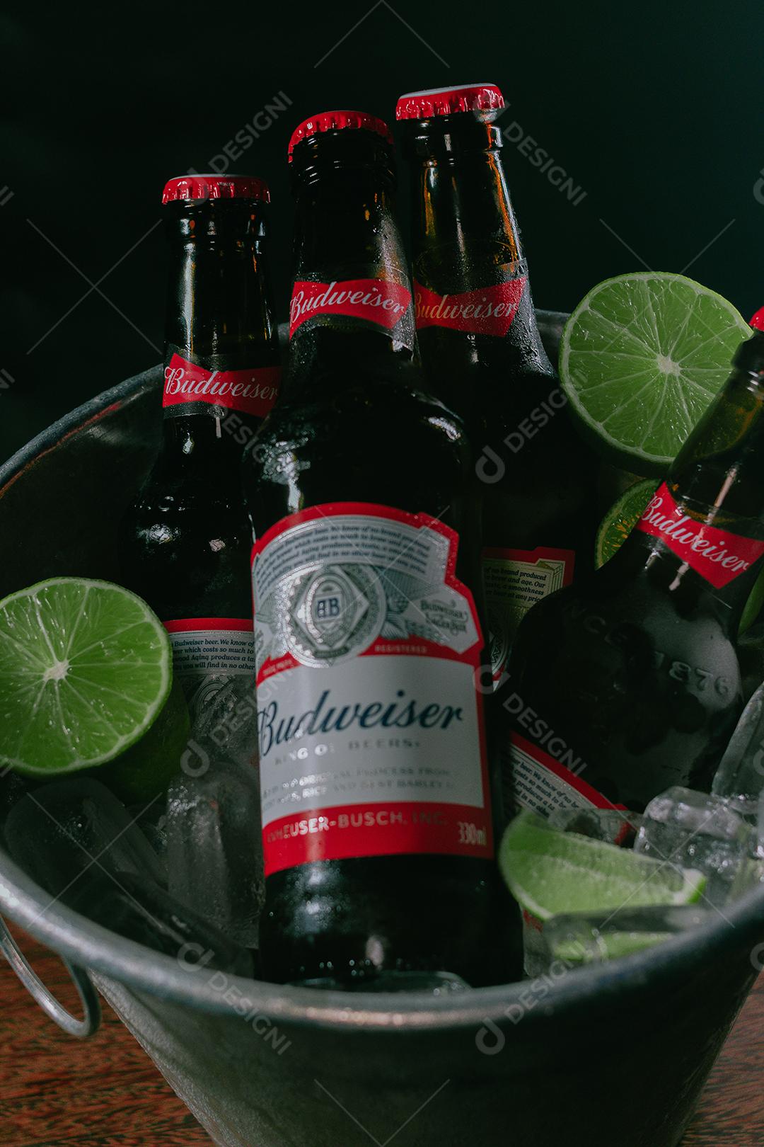 Balde de cerveja bebida shop sobre uma mesa de madeira Budweiser