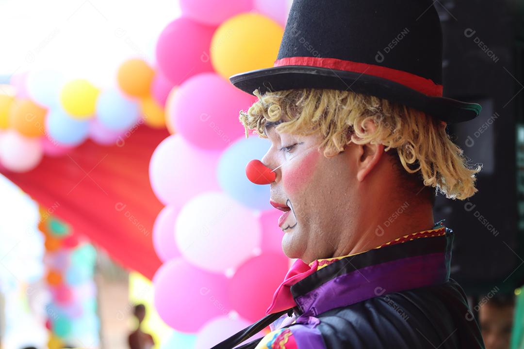Homem fantasiado palhaço festa de criança