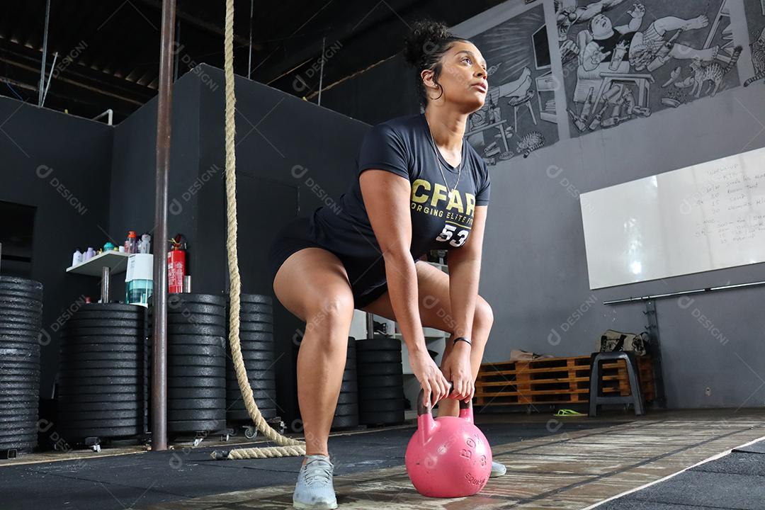 Mulher fazendo exercios sobre uma academia em de uma saúde melhor