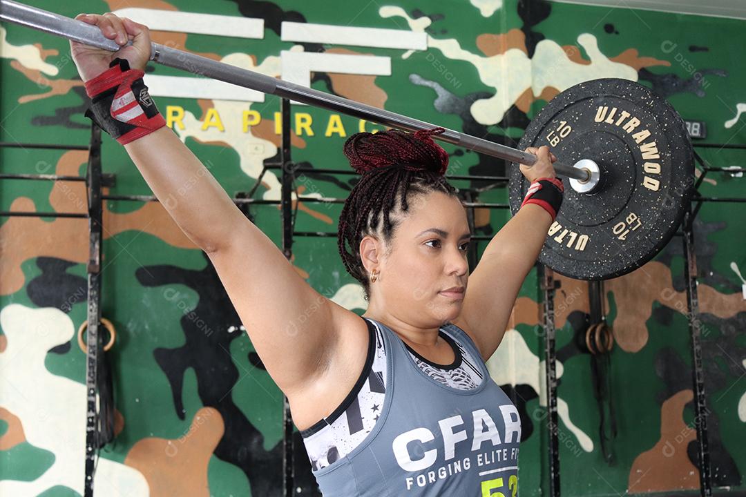 Mulher fazendo exercios sobre uma academia em de uma saúde melhor