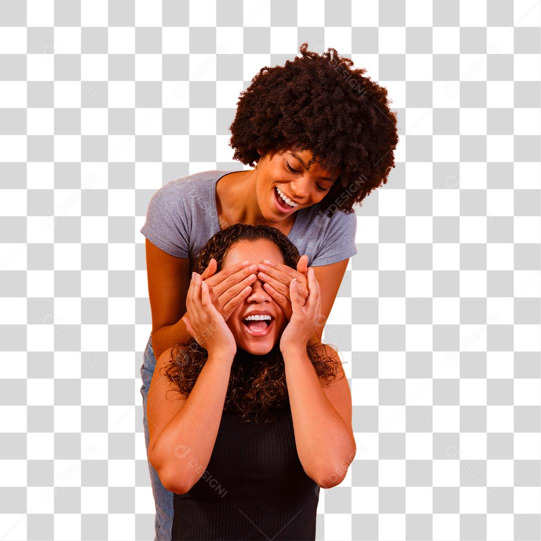 Jovens amigas brincando amiga tampando o olho da outra