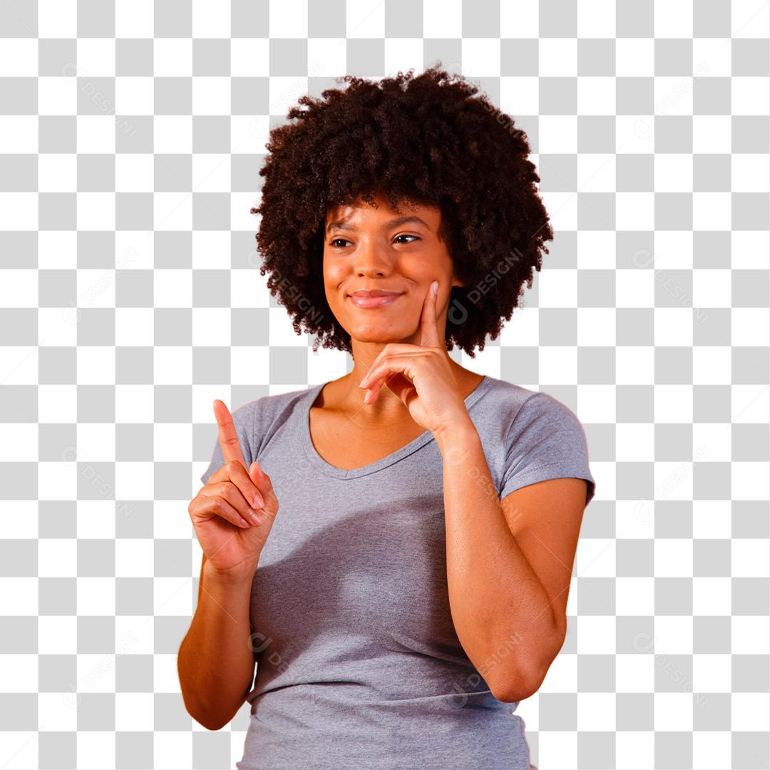 Mulher afro apontando para cima