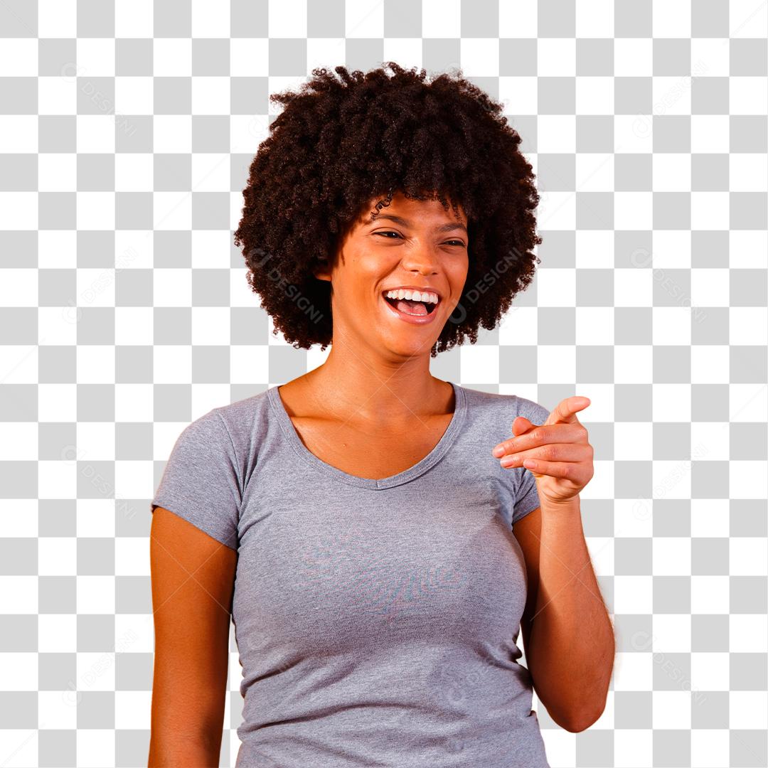Mulher afro apontando e sorrindo