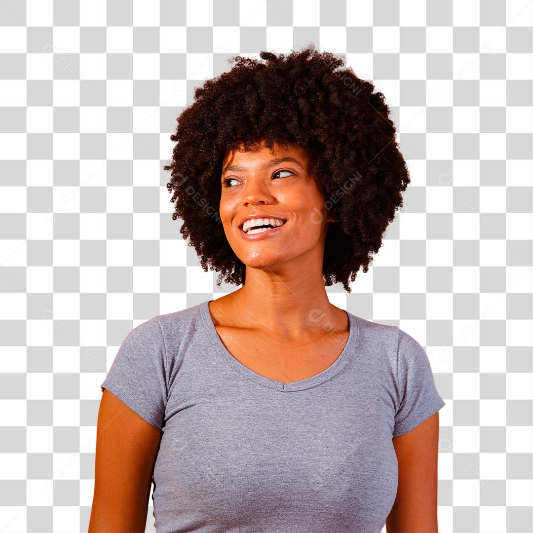 Mulher afro com cabelo preto sorrindo olhando para o lado