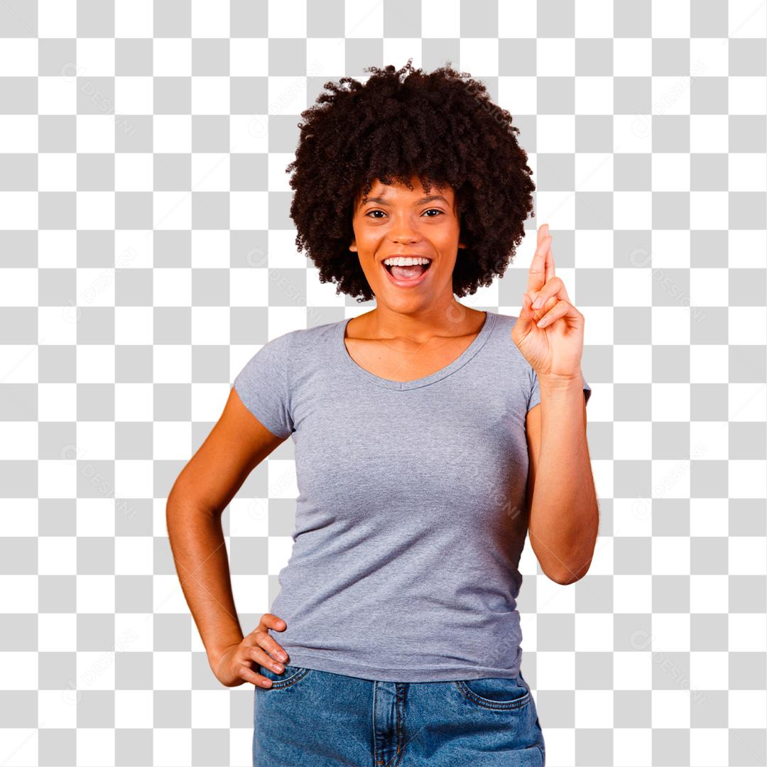 Mulher afro com os dedos cruzados torcendo pela vitória