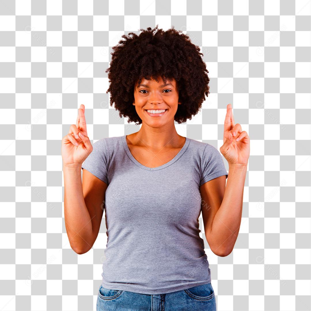 mulher afro com os dedos cruzados torcendo pela vitória