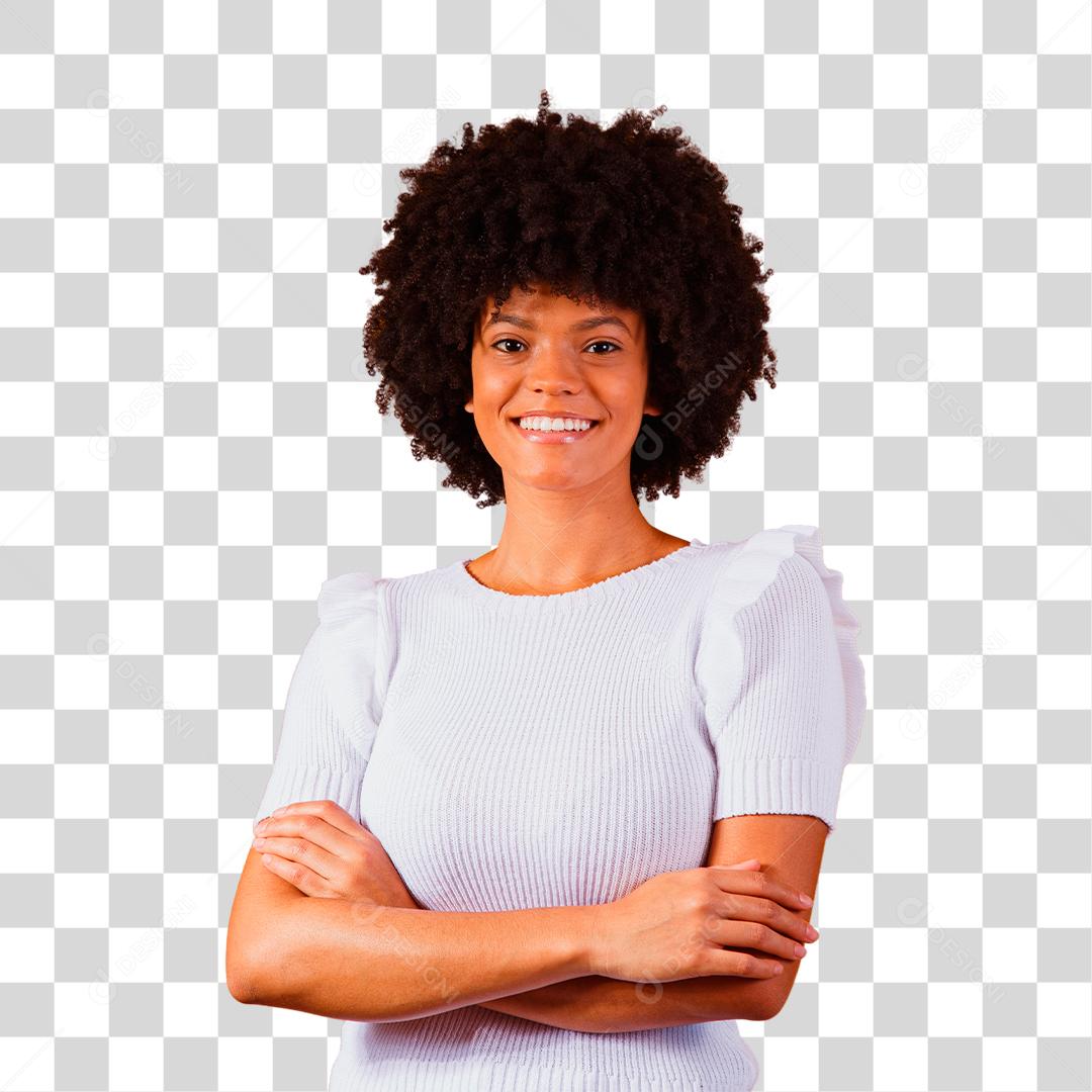 Mulher morena com os braços cruzados