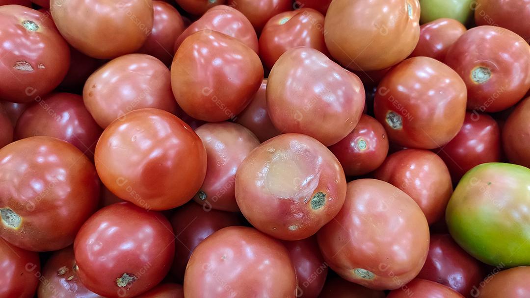 muitos tomates dentro de uma cesta. agrupados em grande número. fundo na vista superior