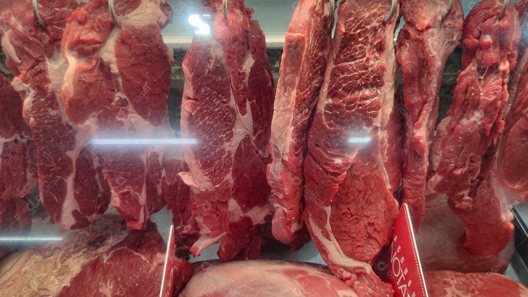 28 de junho de 2022. Lins, São Paulo, Brasil. Carne vermelha e crua pendurada em um pequeno açougue no interior do Brasil
