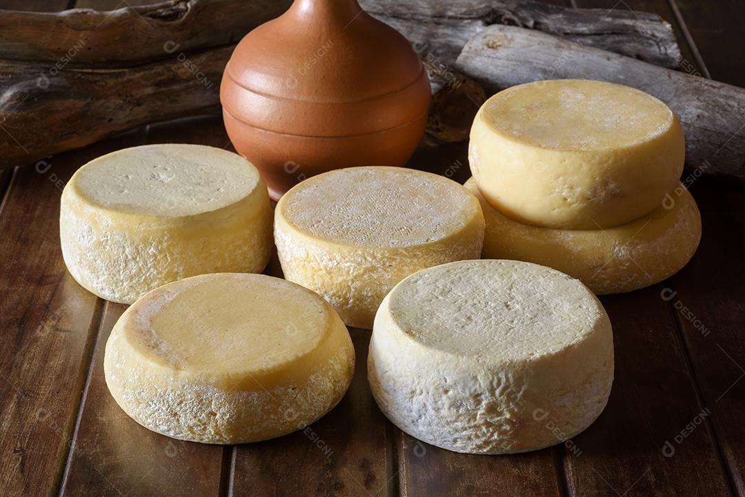 Queijos curados tradicionais da região do Cariri, nordeste do Brasil.