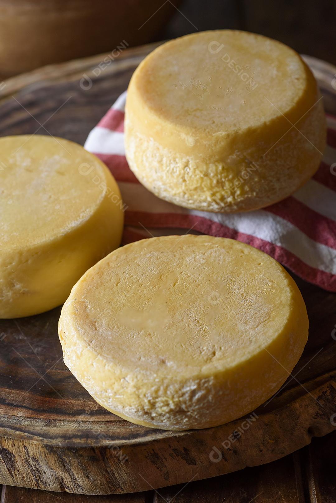 Queijos curados tradicionais da região do Cariri, nordeste do Brasil.